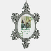 家族の名前グリーンクリスマスツリーの写真モダン スノーフレークピューターオーナメント (左)