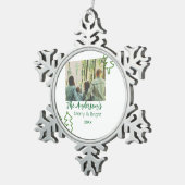 家族の名前グリーンクリスマスツリーの写真モダン スノーフレークピューターオーナメント (右)