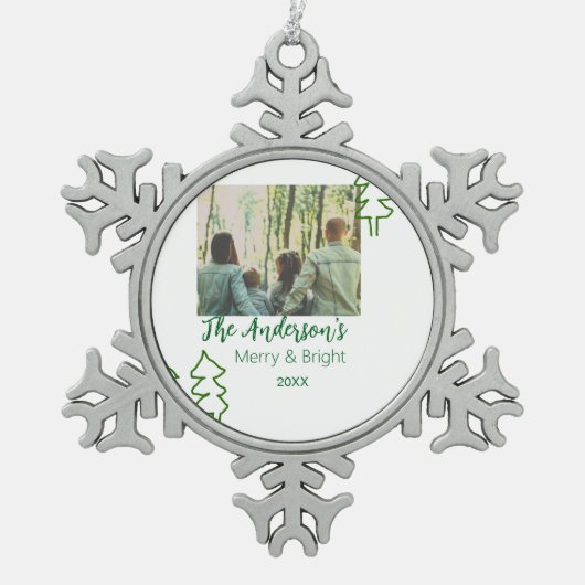 家族の名前グリーンクリスマスツリーの写真モダン スノーフレークピューターオーナメント (正面)