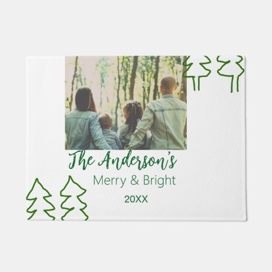 家族の名前グリーンクリスマスツリーの写真モダン ドアマット (正面)