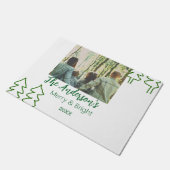 家族の名前グリーンクリスマスツリーの写真モダン ドアマット (アングル)