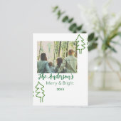 家族の名前グリーンクリスマスツリーの写真モダン ポストカード (スタンド正面)