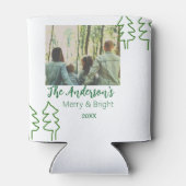 家族の名前グリーンクリスマスツリーの写真モダン 缶クーラー (裏面)