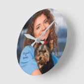 家族の子犬ママのペットの写真パーソナライズ ラウンド壁時計 (傾斜)