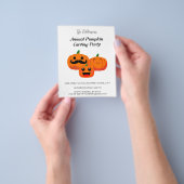 家族の年間カボチャのパーティー彫刻の招待 チラシ (手)