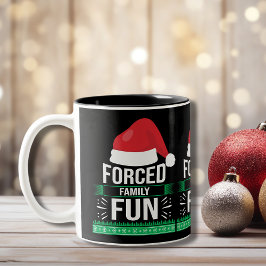 家族の強制おもしろいクリスマスユーモア ツートーンマグカップ