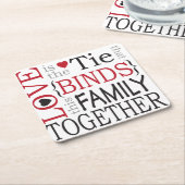 家族の愛は、赤いコースターと家族を結び付ける スクエアペーパーコースター (アングル)