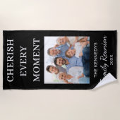 家族の懇親会写真Cherish Every Moments Black ビーチタオル (正面)