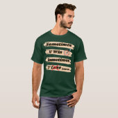 家族の教訓「時には勝ち時には学ぶ」 Tシャツ (正面フル)