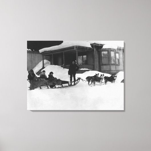家族の旅行ドッグスリングでアラスカ キャンバスプリント (正面)