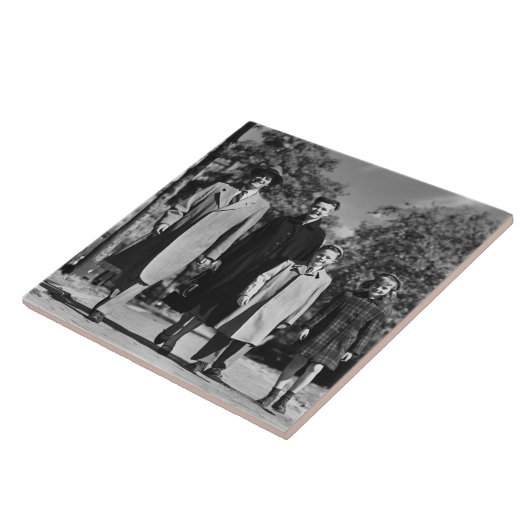 家族の歩く タイル (側面)