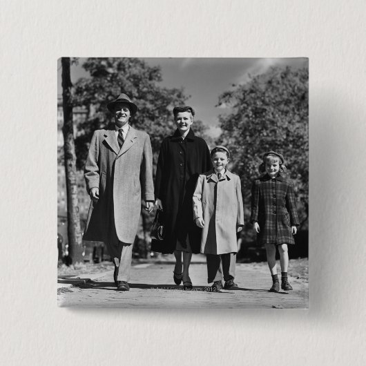 家族の歩く 缶バッジ (正面)