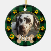 家族の犬の写真と骨、手、緑のバッファロープレイド セラミックオーナメント (正面)