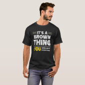 家族の理解を得られないのは茶色い Tシャツ (正面フル)