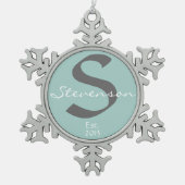 家族の記念品のオーナメント、名前、灰色年青で スノーフレークピューターオーナメント (正面)