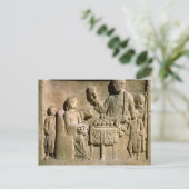 家族の食事を描いたレリーフ、 浮き彫り ポストカード (スタンド正面)