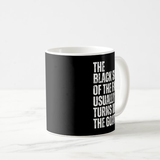 家族の黒い羊は通常Tに変わる コーヒーマグカップ (正面右)