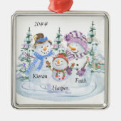 家族の3かわいい雪だるまパーソナライズされたクリスマス メタルオーナメント (正面)