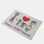 家族はすべてかわいい棒家族のデザインです ドアマット (アングル)