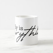 家族は全てである – 心のこもった家族デザイン コーヒーマグカップ (中央)