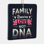 家族は愛ではなくDNAの採用を必要とする セラミックオーナメント (右)