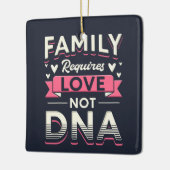 家族は愛ではなくDNAの採用を必要とする セラミックオーナメント (左)