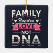 家族は愛ではなくDNAの採用を必要とする セラミックオーナメント (裏面)