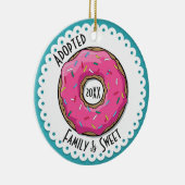 家族は菓子によって採用されるドーナツによって日付を記入される写真です セラミックオーナメント (右)