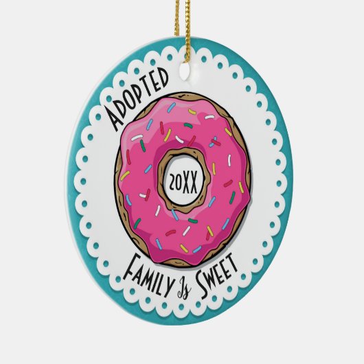 家族は菓子によって採用されるドーナツによって日付を記入される写真です セラミックオーナメント (右)