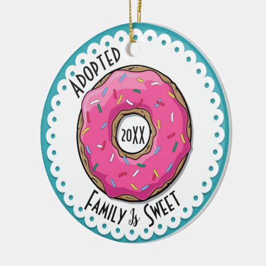 家族は菓子によって採用されるドーナツによって日付を記入される写真です セラミックオーナメント (左)