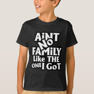 家族ほど一致した家族はない Tシャツ