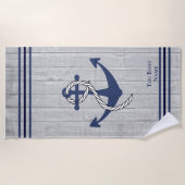 家族またはボート名ネイビーいかりロープ航海の ビーチタオル (正面)