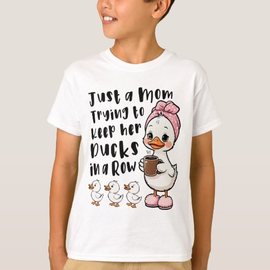 家族をなんとかまとめて暮らそうとしているだけのママ Tシャツ (正面)