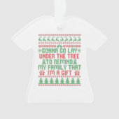 家族を思い出させるために木の下に横たわる オーナメント (正面)