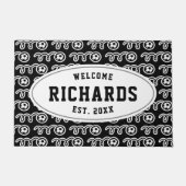 家族カスタム名サッカーのボールパターン歓迎 ドアマット (正面)