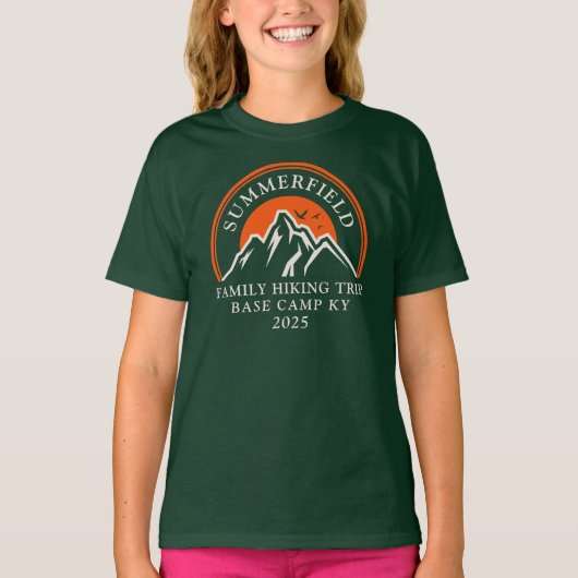 家族ハイキング旅行の山のマッチング Tシャツ (正面)
