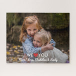 家族パーソナライズされたの写真お母さんを愛する ジグソーパズル<br><div class="desc">写真をアップロードし、パズル文字を追加して、独自のジグソーカスタムを作成。デザインは私たち(ハート)の言葉を特徴!おばあちゃん&おじいちゃん、お母さん、パパなどを追加誕生日ユニーク、休日、母の日/父の日と祖父母の日のための贈り物。</div>