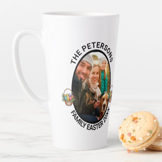 家族パーソナライズされたイースターフォト卵バスケット カフェラテマグ (インサイチュ)