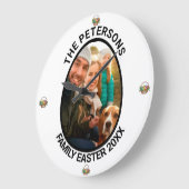 家族パーソナライズされたイースターフォト卵バスケット ラージ壁時計 (傾斜)