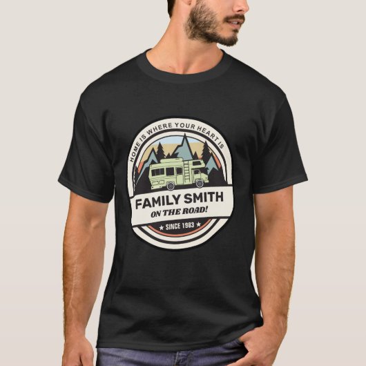 家族パーソナライズされたキャラバンアドベンチャー Tシャツ (正面)