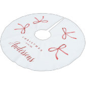 家族パーソナライズされたクリスマス – 赤いリボン ブラッシュドポリエステルツリースカート (アングル)