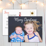 家族パーソナライズされた写真クリスマス シーズンポストカード<br><div class="desc">この可愛いメリークリスマスハガキに子供の写真や家族の写真を加えるだけ。友達や家族に手頃メリークリスマスを言い、写真で更新する甘くて楽しい方法！キャンディーケッチスティックや金ゴールドスターなど、ポストカードの裏側に可愛らしい小さなアクセントが添えられ、可愛らしい小さなサンタハットと一緒にスタンプを押す。</div>