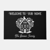 家族パーソナライズされた名ようこそ私たちのホームブラック ドアマット (正面)