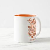 家族パーソナライズされた名オレンジサンクスギビング ツートーンマグカップ (正面右)