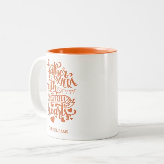 家族パーソナライズされた名オレンジサンクスギビング ツートーンマグカップ (正面左)