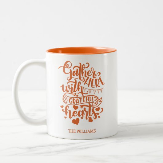 家族パーソナライズされた名オレンジサンクスギビング ツートーンマグカップ (左)