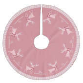 家族パーソナライズされた名ピンクのトナカイのクリスマス ブラッシュドポリエステルツリースカート (正面)