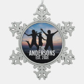 家族パーソナライズされた名付き家族写真 スノーフレークピューターオーナメント (正面)