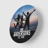 家族パーソナライズされた名付き家族写真 ラウンド壁時計 (傾斜)