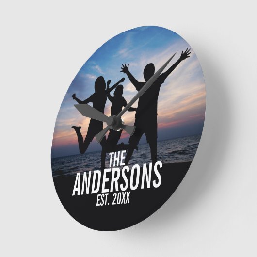 家族パーソナライズされた名付き家族写真 ラウンド壁時計 (傾斜)